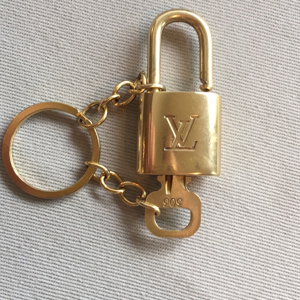 Louis Vuitton Key and Lock keychain - Picture 4 of 8